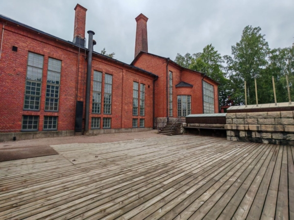 Ancienne usine en briques rouges transformée en espace culturel