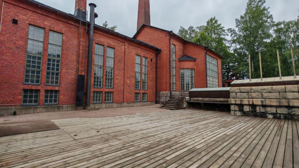 Ancienne usine en briques rouges transformée en espace culturel