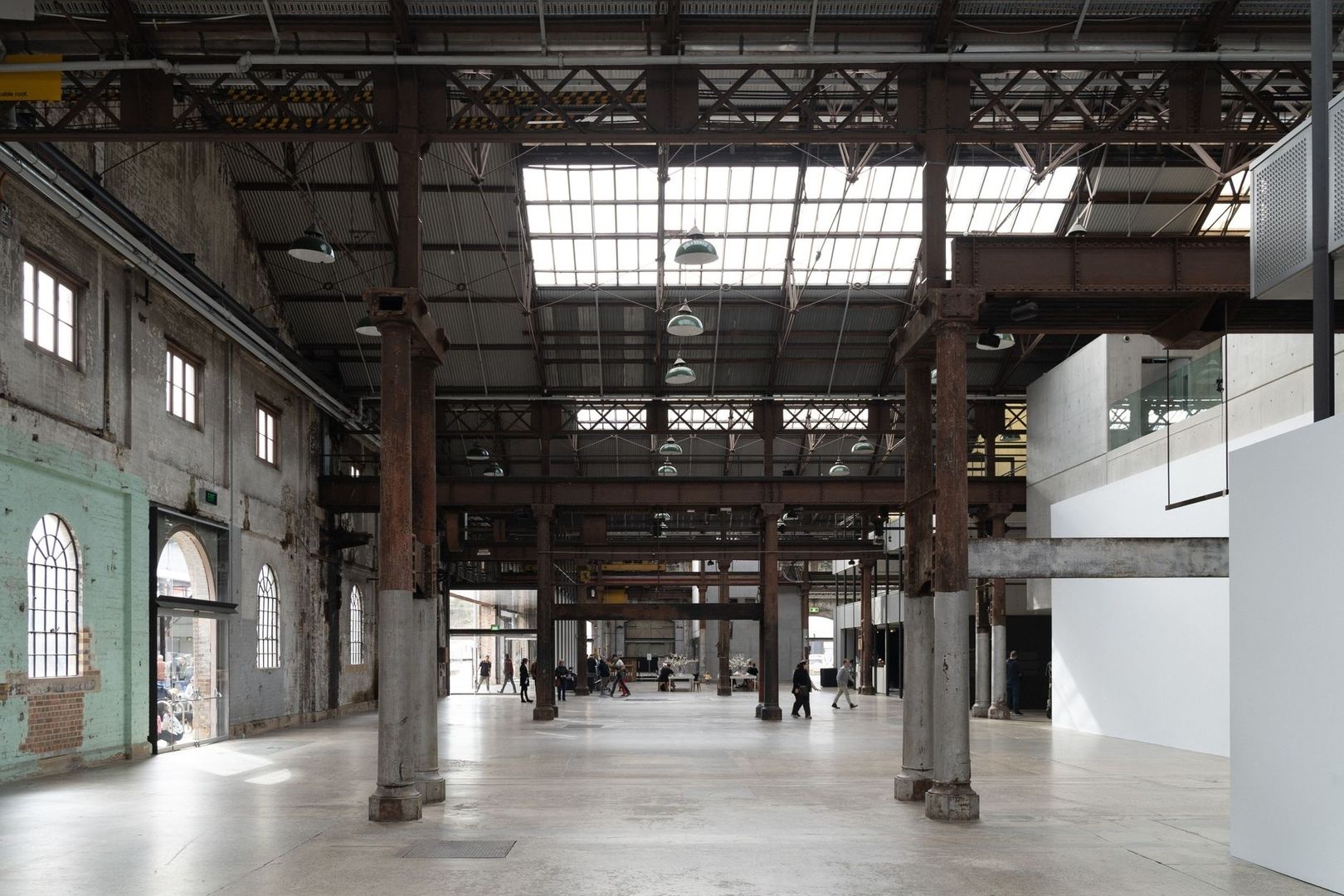 Ancienne halle industrielle reconvertie en vaste espace culturel