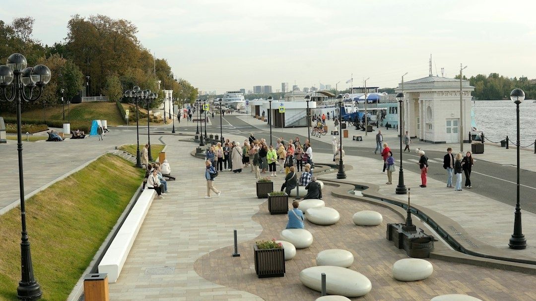 Promenade fluviale aménagée avec mobilier artistique et nombreux passants